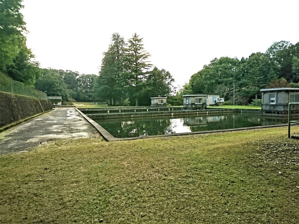 緩速ろ過池と観測小屋